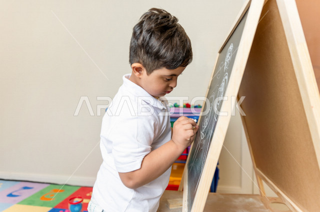 طفل سعودي في رياض الأطفال والحاضنات ، يقوم بالعديد من الأنشطة الممتعة والمختلفة ، طفل من ذوي الاحتياجات الخاصة ، مجموعة أنشطة فردية يقوم به الطفل من ذوي الهمم ، دمج ذوي الاحتياجات الخاصة في رياض الأطفال والحاضنات