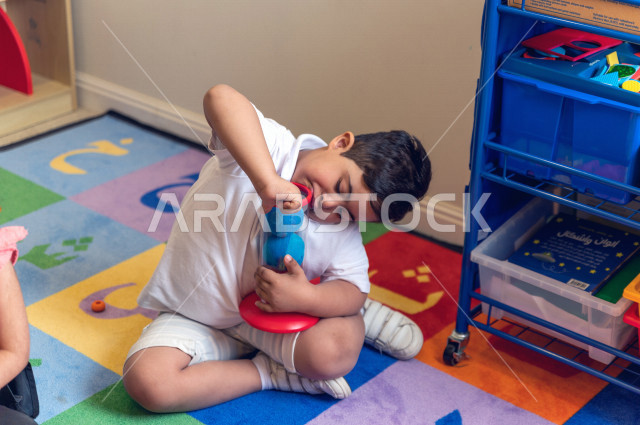 طفل سعودي في رياض الأطفال والحاضنات ، يقوم بالعديد من الأنشطة الممتعة والمختلفة ، طفل من ذوي الاحتياجات الخاصة ، مجموعة أنشطة فردية يقوم به الطفل من ذوي الهمم ، دمج ذوي الاحتياجات الخاصة في رياض الأطفال والحاضنات