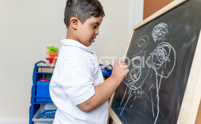طفل سعودي في رياض الأطفال والحاضنات ، يقوم بالعديد من الأنشطة الممتعة والمختلفة ، طفل من ذوي الاحتياجات الخاصة ، مجموعة أنشطة فردية يقوم به الطفل من ذوي الهمم ، دمج ذوي الاحتياجات الخاصة في رياض الأطفال والحاضنات