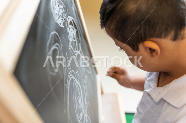 طفل سعودي في رياض الأطفال والحاضنات ، يقوم بالعديد من الأنشطة الممتعة والمختلفة ، طفل من ذوي الاحتياجات الخاصة ، مجموعة أنشطة فردية يقوم به الطفل من ذوي الهمم ، دمج ذوي الاحتياجات الخاصة في رياض الأطفال والحاضنات