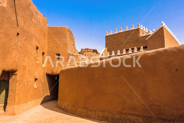 المنشآت والبيوت المبنية على الطراز الطيني القديم في قرية أشيقر التراثية في محافظة شقراء, معالم وأماكن سياحية في المملكة العربية السعودية, القرى التراثية القديمة, مناطق الجذب السياحي من شتى أنحاء العالم, الآثار والحضارات التاريخية