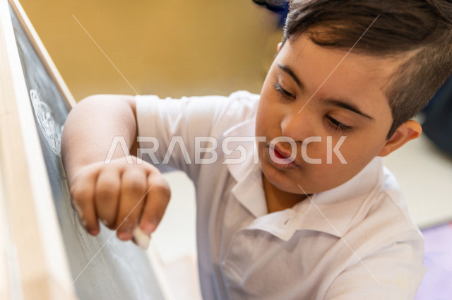 طفل سعودي في رياض الأطفال والحاضنات ، يقوم بالعديد من الأنشطة الممتعة والمختلفة ، طفل من ذوي الاحتياجات الخاصة ، مجموعة أنشطة فردية يقوم به الطفل من ذوي الهمم ، دمج ذوي الاحتياجات الخاصة في رياض الأطفال والحاضنات