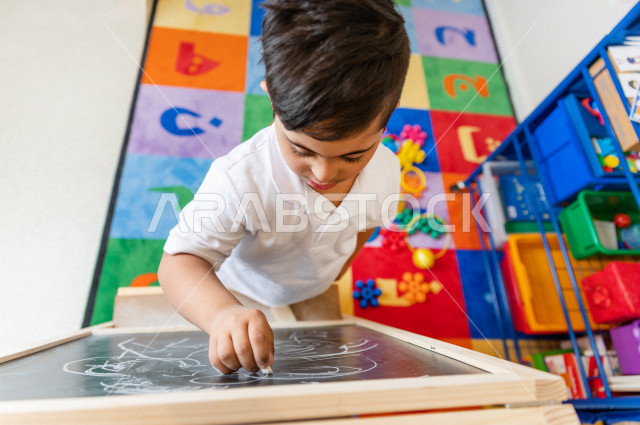 طفل سعودي في رياض الأطفال والحاضنات ، يقوم بالعديد من الأنشطة الممتعة والمختلفة ، طفل من ذوي الاحتياجات الخاصة ، مجموعة أنشطة فردية يقوم به الطفل من ذوي الهمم ، دمج ذوي الاحتياجات الخاصة في رياض الأطفال والحاضنات