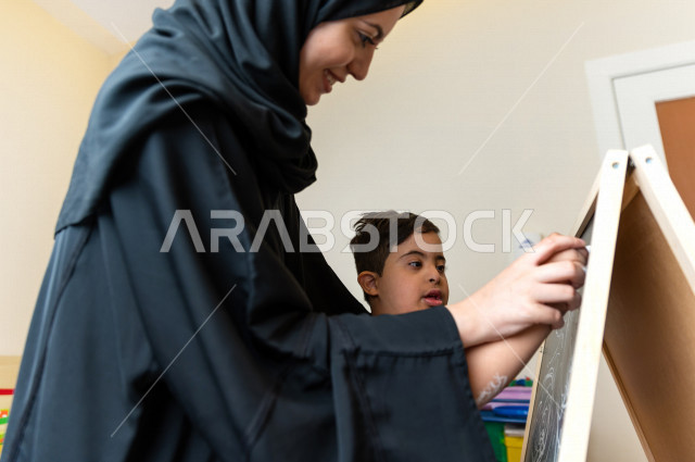 معلمة لرياض أطفال عربية سعودية ، تختص بالاعتناء بأطفال ذو احتياجات خاصة ، أداء لكثير من الأنشطة الممتعة لذوي الهمم ، دمج ذوي الاحتياجات الخاصة في رياض الأطفال والحاضنات