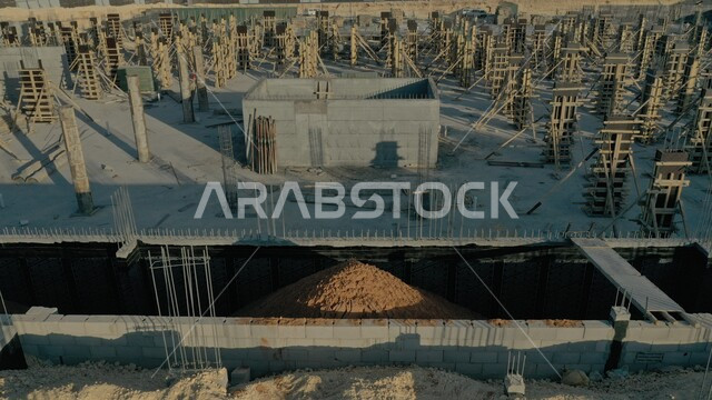 تجهيز الاسياخ لبناء السقف، تركيب الحديد الصلب، مهن ووظائف سعودية، معدات وأدوات لصب الاسقف، صبة الخرسانة، وضع حجر الأساس لإنشاء الأبنية