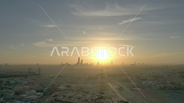 الفن الهندسي المعماري الحديث, أفق مدينة الرياض عند غروب الشمس، التطور العمراني والنمو للمنشآت والمباني السكنية والتجارية في السعودية، صورة جوية ضبابية للمدن المشهورة، طرق وشوارع المملكة العربية السعودية