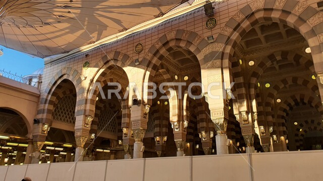 الأقواس والأعمدة بديكورات وتصاميم داخلية على الطراز الاسلامي، آداء الصلوات في الحرم النبوي في المدينه المنوره, العبادة والتقرب الى الله، أماكن ومعالم دينية مقدسة في السعودية، المظلات الالكترونية لساحات المسجد النبوي الشريف في النهار