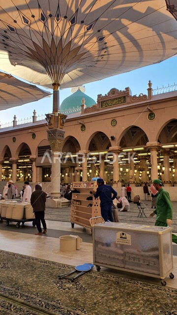 المظلات الالكترونية لساحات المسجد النبوي الشريف في النهار، الأقواس والأعمدة بديكورات وتصاميم داخلية على الطراز الاسلامي، آداء الصلوات في الحرم النبوي في المدينه المنوره, العبادة والتقرب الى الله، أماكن ومعالم دينية مقدسة في السعودية