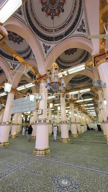 آداء الصلوات في الحرم النبوي في المدينه المنوره, العبادة والتقرب الى الله، أماكن ومعالم دينية مقدسة في السعودية، الاهتمام بترتيب ونظافة الروضه المشرفه داخل المسجد النبوي الشريف، الأقواس والأعمدة بديكورات وتصاميم داخلية على الطراز الاسلامي