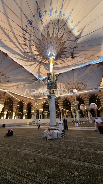 المظلات الالكترونية لساحات المسجد النبوي الشريف في النهار، الأقواس والأعمدة بديكورات وتصاميم داخلية على الطراز الاسلامي، آداء الصلوات في الحرم النبوي في المدينه المنوره, العبادة والتقرب الى الله، أماكن ومعالم دينية مقدسة في السعودية