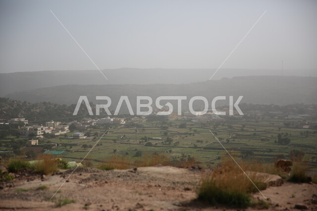 منظر الضباب على القمم والمرتفعات الجبلية، السماء المليئة بالغيوم البيضاء، مدن وأماكن سياحية في المملكة العربية السعودية، الأراضي الزراعية والمساحات الخضارء الواسعة، الأشجار والنباتات والاعشاب في مدينة ابها، خلفية الطبيعه