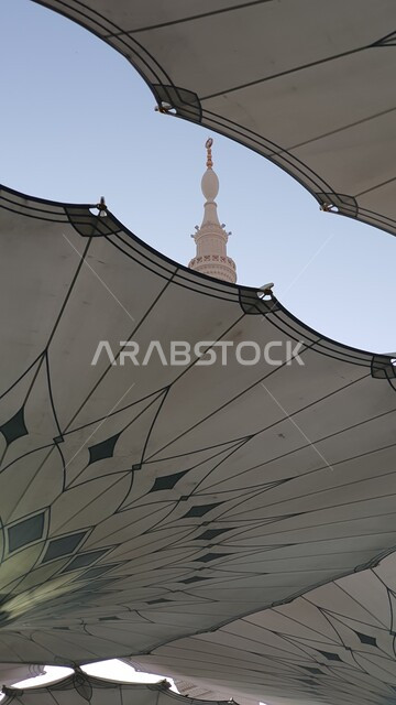 المظلات الالكترونية في ساحة الحرم في المدينة المنورة في النهار، العبادة والتقرب الى الله، أماكن إسلامية دينية مقدسة في المملكة العربية, مقصد المسلمين لأداء العبادات والفرائض, الفن الهندسي المعماري لبناء المساجد في السعودية, مآذن وقبب المسجد النبوي