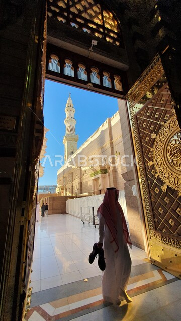 توافد المسلمون لآداء الصلوات في الحرم النبوي في المدينه المنوره، العبادة والتقرب الى الله، معالم وأماكن دينية مقدسة في السعودية، ديكورات وتصاميم داخلية على الطراز العربي الاسلامي، بوابة الدخول الى المسجد النبوي الشريف