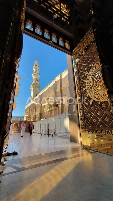 بوابة الدخول الى المسجد النبوي الشريف، آداء الصلوات في الحرم النبوي في المدينه المنوره، العبادة والتقرب الى الله، معالم وأماكن دينية مقدسة في السعودية، ديكورات وتصاميم داخلية على الطراز الاسلامي