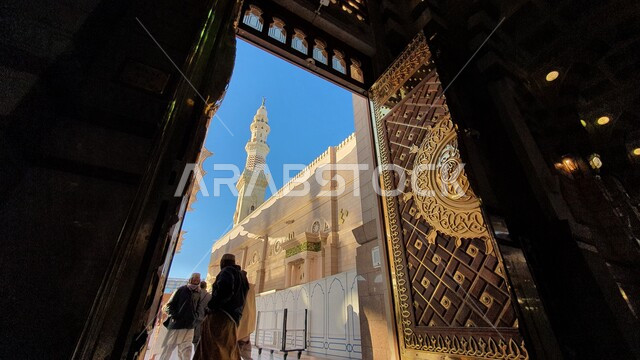 ديكورات وتصاميم داخلية على الطراز العربي الاسلامي، بوابة الدخول الى المسجد النبوي الشريف، آداء الصلوات في الحرم النبوي في المدينه المنوره، العبادة والتقرب الى الله، معالم وأماكن دينية مقدسة في السعودية