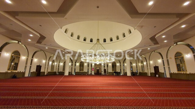  الحرم الداخلي لمسجد مطار الأمير محمد بن عبد العزيز الدولي، اماكن للعبادة والطاعة واداء الصلوات في محطات استقبال ومغادرة السائحين في المدينة المنورة، الفن الهندسي المعماري المتطور لمنشآت السفر الجوية والبرية في المملكة العربية السعودية