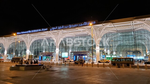 الواجهه الخارجية لمطار الأمير محمد بن عبد العزيز الدولي في الليل، محطات استقبال ومغادرة السائحين والمسلمين في المدينة المنورة، الفن الهندسي المعماري المتطور لمنشآت السفر الجوية والبرية في المملكة العربية السعودية