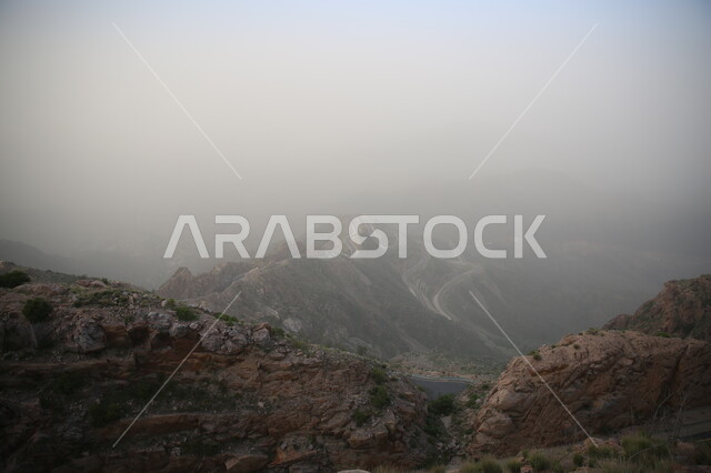 التشكيلات والتكوينات الصخرية الطبيعية، منظر الضباب على القمم والهضاب والمرتفعات الجبلية، أماكن ومدن سياحية في المملكة العربية السعودية، الأشجار والنباتات والاعشاب في مدينة ابها