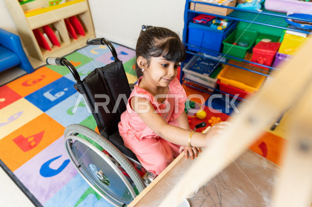 طفلة سعودية مقعدة داخل رياض أطفال ، تقوم بالعديد من الأنشطة الممتعة والمختلفة ، طفلة من ذوي الاحتياجات الخاصة ، مجموعة أنشطة فردية تقوم بها الطفلة من ذوي الهمم ، دمج ذوي الاحتياجات الخاصة في رياض الأطفال والحاضنات