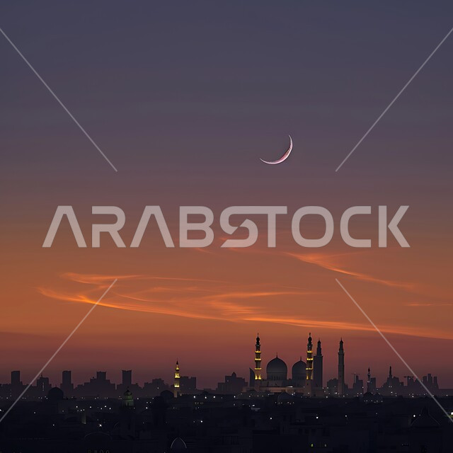 مآذن المساجد المضيئة في شهر رمضان المبارك, الاستعداد لاستقبال شهر الخير و البركة ,الاجواء الرمضانية الروحانية في وقت غروب الشمس, مفهوم العبادة و التقرب الى الله  تعالى,  منظر السماء مع القمر هلالا