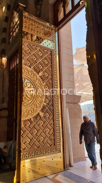 بوابة الدخول الى المسجد النبوي الشريف، آداء الصلوات في الحرم النبوي في المدينه المنوره، العبادة والتقرب الى الله، معالم وأماكن دينية مقدسة في السعودية، ديكورات وتصاميم داخلية على الطراز الاسلامي