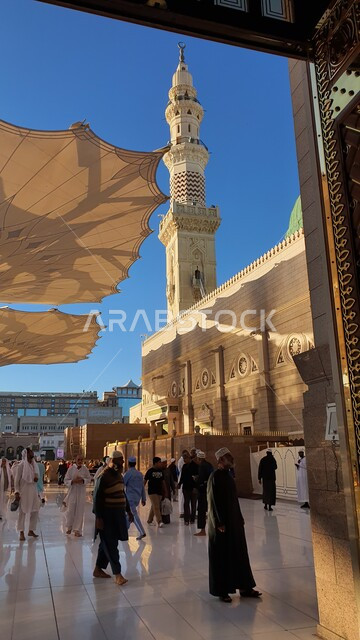 آداء الصلوات في الحرم النبوي في المدينه المنوره, العبادة والتقرب الى الله، أماكن ومعالم دينية مقدسة في السعودية، المظلات الالكترونية لساحات المسجد النبوي الشريف في النهار، الأقواس والأعمدة بديكورات وتصاميم داخلية على الطراز الاسلامي