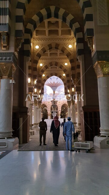 الأقواس والأعمدة بديكورات وتصاميم داخلية على الطراز الاسلامي، آداء الصلوات في الحرم النبوي في المدينه المنوره, العبادة والتقرب الى الله، أماكن ومعالم دينية مقدسة في السعودية، المظلات الالكترونية لساحات المسجد النبوي الشريف في النهار