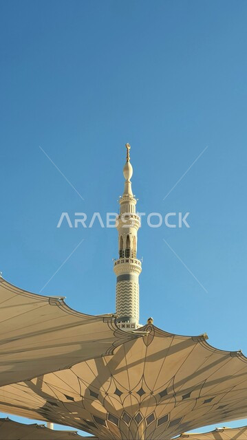 المظلات الالكترونية لساحات المسجد النبوي الشريف في النهار، الأقواس والأعمدة بديكورات وتصاميم داخلية على الطراز الاسلامي، آداء الصلوات في الحرم النبوي في المدينه المنوره, العبادة والتقرب الى الله، أماكن ومعالم دينية مقدسة في السعودية