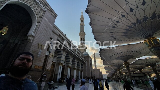 آداء الصلوات في الحرم النبوي في المدينه المنوره, العبادة والتقرب الى الله، أماكن ومعالم دينية مقدسة في السعودية، المظلات الالكترونية لساحات المسجد النبوي الشريف في النهار، الأقواس والأعمدة بديكورات وتصاميم داخلية على الطراز الاسلامي