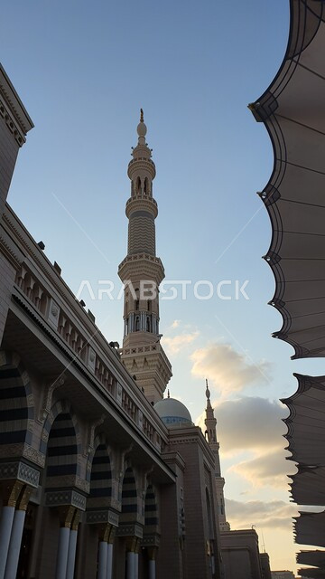المظلات الالكترونية لساحات المسجد النبوي الشريف في النهار، الأقواس والأعمدة بديكورات وتصاميم داخلية على الطراز الاسلامي، آداء الصلوات في الحرم النبوي في المدينه المنوره, العبادة والتقرب الى الله، أماكن ومعالم دينية مقدسة في السعودية