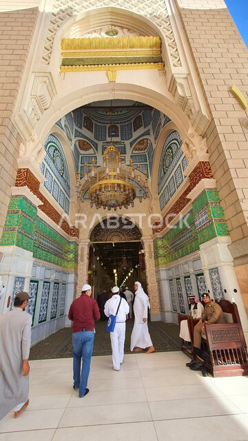 باب السلام في المسجد النبوي الشريف، توافد المصلين لآداء الصلوات في الحرم النبوي في المدينه المنوره، العبادة والتقرب الى الله، معالم وأماكن دينية مقدسة في السعودية، ديكورات وتصاميم داخلية على الطراز الاسلامي