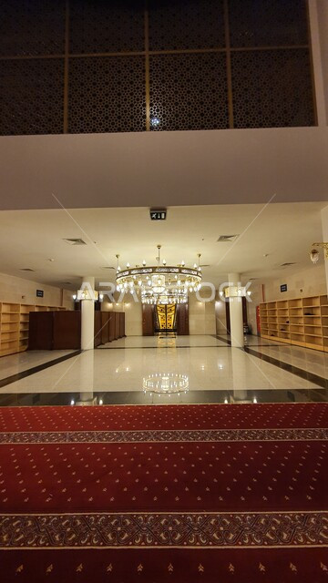  الحرم الداخلي لمسجد مطار الأمير محمد بن عبد العزيز الدولي، اماكن للعبادة والطاعة واداء الصلوات في محطات استقبال ومغادرة السائحين في المدينة المنورة، الفن الهندسي المعماري المتطور لمنشآت السفر الجوية والبرية في المملكة العربية السعودية