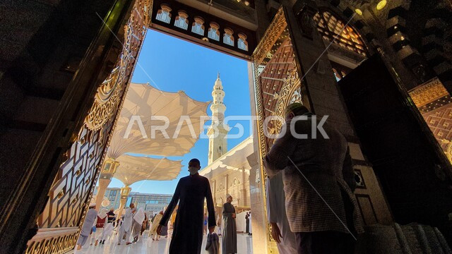 بوابة الدخول الى المسجد النبوي الشريف، آداء الصلوات في الحرم النبوي في المدينه المنوره، العبادة والتقرب الى الله، معالم وأماكن دينية مقدسة في السعودية، ديكورات وتصاميم داخلية على الطراز الاسلامي