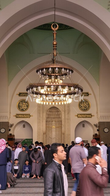 الحرم الداخلي لمسجد قباء في المدينة المنورة، معالم وأماكن دينية مقدسة في المملكة العربية السعودية، توافد المصلين والمسلمين لأداء العبادة والتقرب إلى الله، الديكورات والتصاميم الداخلية للمنشآت الاسلامية على الطراز الحديث