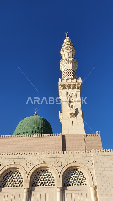 دعوة المسلمون لأداء الصلوات والعبادة، الساحة الخارجية للحرم النبوي الشريف في المدينة المنورة، معالم وأماكن دينية مقدسة في المملكة العربية السعودية، منظر السماء الزرقاء الصافية في النهار، الطاعة والتقرب إلى الله, الفن الهندسي المعماري الاسلامي لمسجد رسول الله