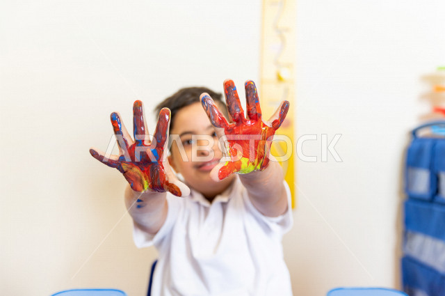 طفل سعودي في رياض الأطفال والحاضنات ، يقوم بالعديد من الأنشطة الممتعة والمختلفة ، طفل من ذوي الاحتياجات الخاصة ، مجموعة أنشطة فردية يقوم به الطفل من ذوي الهمم ، دمج ذوي الاحتياجات الخاصة في رياض الأطفال والحاضنات