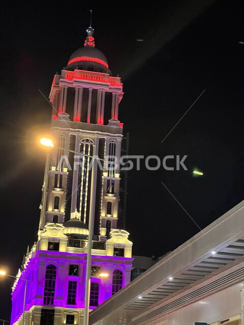 برج فندق نارسيسوس المضاء في الليل في مدينة الرياض، الفن الهندسي المعماري للأبراج وناطحات السحاب على الطراز الحديث في المملكة العربية السعودية، المدن والمعالم السياحية المشهورة، التقدم والتطور في عمارة المباني