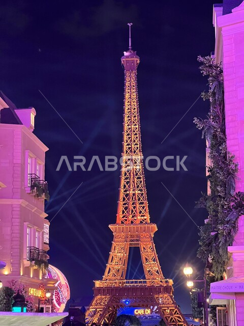 مجسم برج إيفل في منطقة فرنسا في البوليفارد ورلد في مدينة الرياض، الاستمتاع بالتجارب الممتعة في أبرز المناطق الترفيهية العائلية في السعودية، الأنشطة والفعاليات في أماكن السياحة، أجواء فرنسية ممتعة