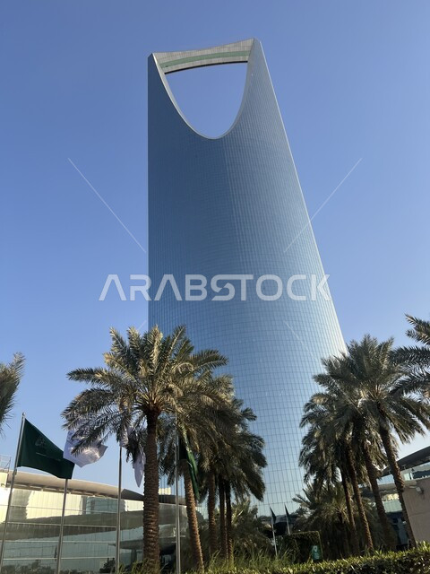 الفن الهندسي المعماري للأبراج وناطحات السحاب في العاصمة، الاهتمام بزراعة الاشجار والنباتات الخضراء في المدن السياحية، برج المملكة في مدينة الرياض، معالم وأماكن سياحية مشهورة في المملكة العربية السعودية
