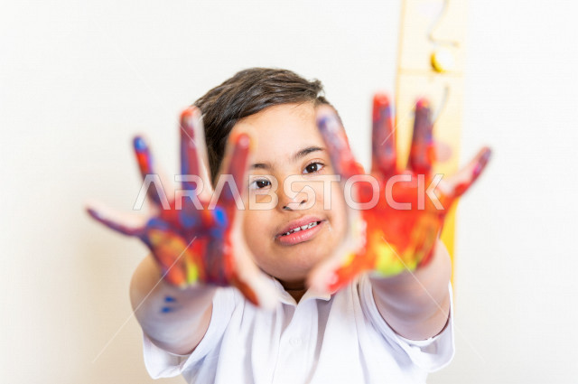 طفل سعودي في رياض الأطفال والحاضنات ، يقوم بالعديد من الأنشطة الممتعة والمختلفة ، طفل من ذوي الاحتياجات الخاصة ، مجموعة أنشطة فردية يقوم به الطفل من ذوي الهمم ، دمج ذوي الاحتياجات الخاصة في رياض الأطفال والحاضنات