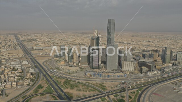 أفق مدينة الرياض في النهار، شبكة المواصلات والحركة المرورية في طرق وشوارع المملكة العربية السعودية، الفن الهندسي المعماري الحديث, التطور العمراني والنمو للمنشآت والمباني السكنية والتجارية في العاصمة