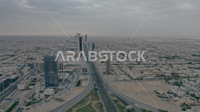 أفق مدينة الرياض في النهار، شبكة المواصلات والحركة المرورية في طرق وشوارع المملكة العربية السعودية، الفن الهندسي المعماري الحديث, التطور العمراني والنمو للمنشآت والمباني السكنية والتجارية في العاصمة