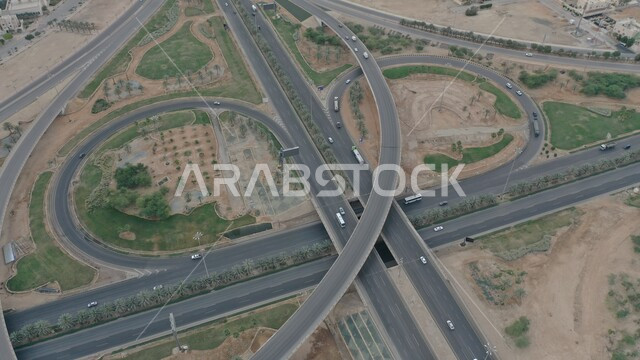 الاشجار والنباتات الخضراء، الفن الهندسي الحديث لشوارع مدينة الرياض في النهار، شبكة المواصلات والحركة المرورية في طرق المملكة العربية السعودية