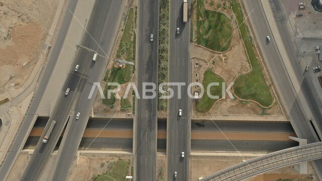الاشجار والنباتات الخضراء، الفن الهندسي الحديث لشوارع مدينة الرياض في النهار، شبكة المواصلات والحركة المرورية في طرق المملكة العربية السعودية