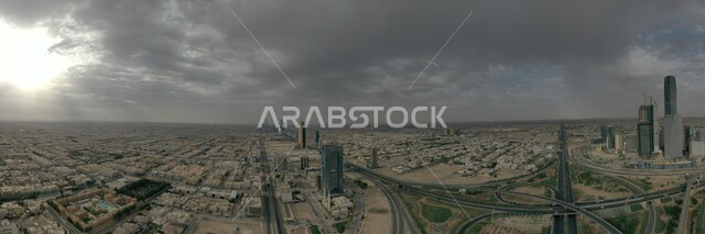 صورة بانورامية لمدينة الرياض في النهار، شبكة المواصلات والحركة المرورية في طرق وشوارع المملكة العربية السعودية، الفن الهندسي المعماري الحديث, التطور العمراني والنمو للمنشآت والمباني السكنية والتجارية في العاصمة