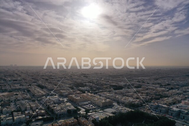 النمو والتطور العمراني للمنشآت والمباني السكنية والتجارية في السعودية، شبكة المواصلات والحركة المرورية في طرق وشوارع المملكة، الازدحام السكاني في العاصمة، أفق مدينة الرياض في النهار، الفن الهندسي المعماري الحديث