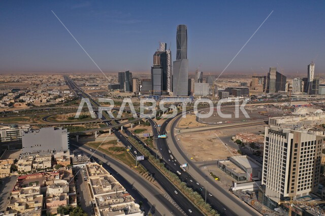 الازدحام السكاني في العاصمة، أفق مدينة الرياض في النهار، شبكة المواصلات والحركة المرورية في طرق وشوارع المملكة، الفن الهندسي المعماري الحديث, التطور العمراني والنمو للمنشآت والمباني السكنية والتجارية في السعودية