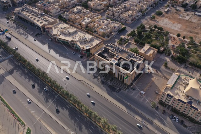 النمو والتطور العمراني للمنشآت والمباني السكنية والتجارية في السعودية، شبكة المواصلات والحركة المرورية في طرق وشوارع المملكة، الازدحام السكاني في العاصمة، أفق مدينة الرياض في النهار، الفن الهندسي المعماري الحديث