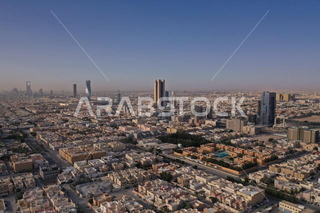 شبكة المواصلات والحركة المرورية في طرق وشوارع المملكة، الازدحام السكاني في العاصمة، أفق مدينة الرياض في النهار، الفن الهندسي المعماري الحديث, التطور العمراني والنمو للمنشآت والمباني السكنية والتجارية في السعودية