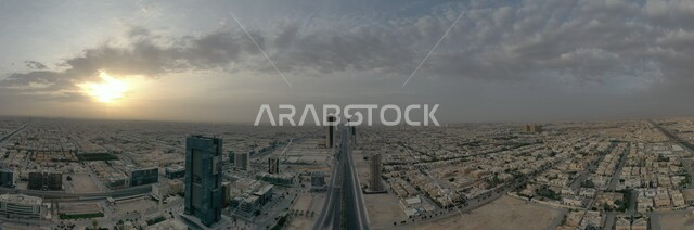 صورة بانورامية لمدينة الرياض في النهار، شبكة المواصلات والحركة المرورية في طرق وشوارع المملكة العربية السعودية، الفن الهندسي المعماري الحديث, التطور العمراني والنمو للمنشآت والمباني السكنية والتجارية في العاصمة